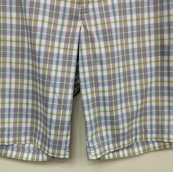 Izod Golf Men's Plaid Shorts Sz 36 - Picture 2 of 13